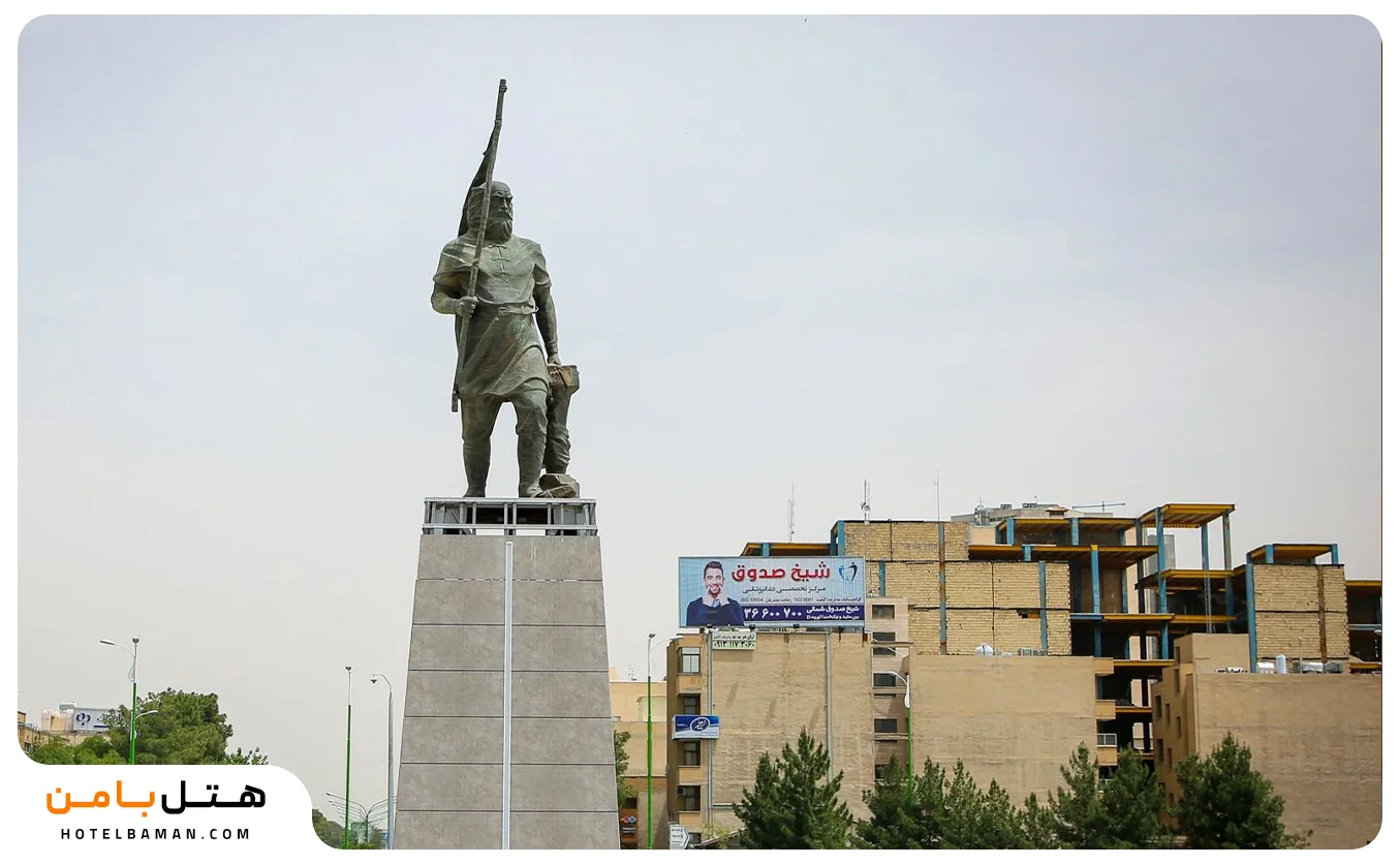 تصویر مجسمه مشاهیر در میادین اصفهان