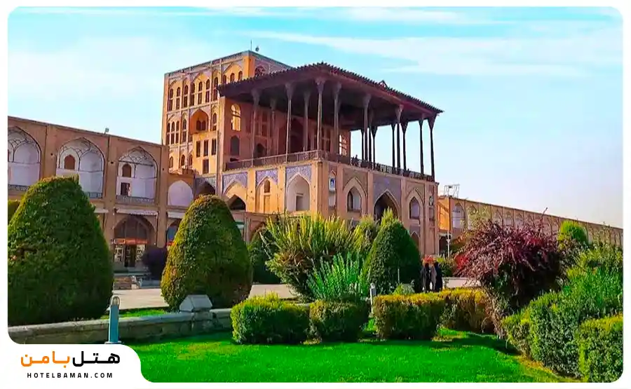تصویر نمای بیرونی کاخ عالی قاپو اصفهان