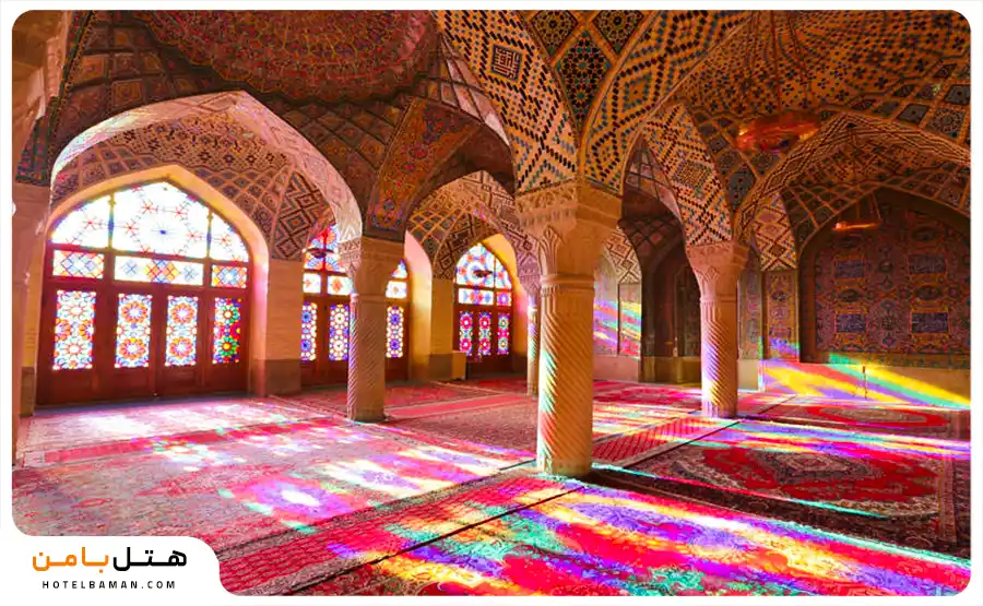 فضای داخل مسجد نصیرالملک شیراز در روز