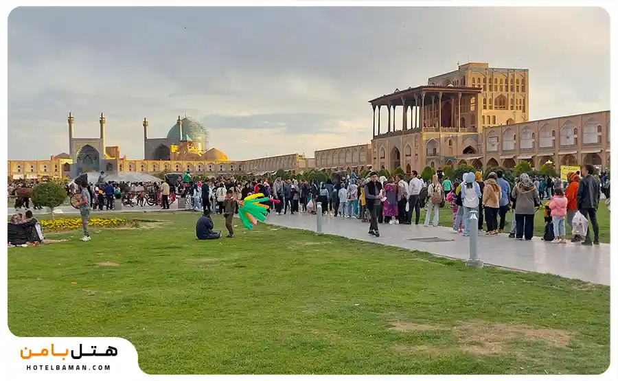 تصویر نمای بیرونی کاخ عالی قاپو اصفهان