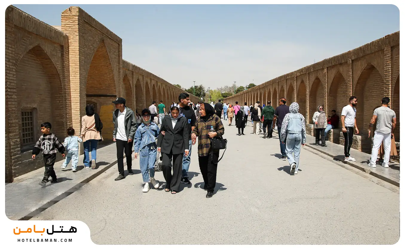 پیاده روی گردشگران روی پل خواجو اصفهان