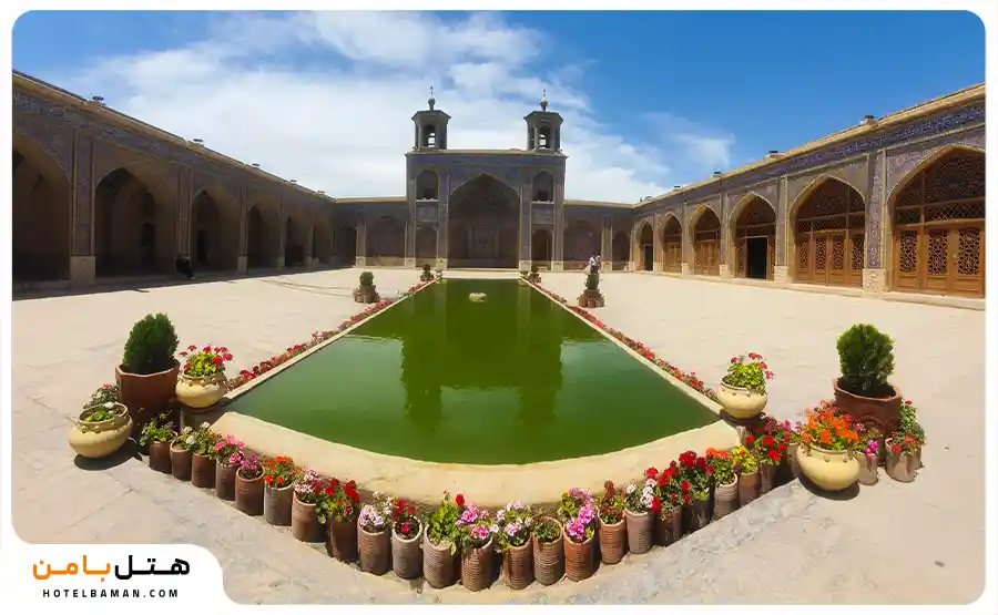 عکس از فضای حیاط مسجد نصیرالملک شیراز