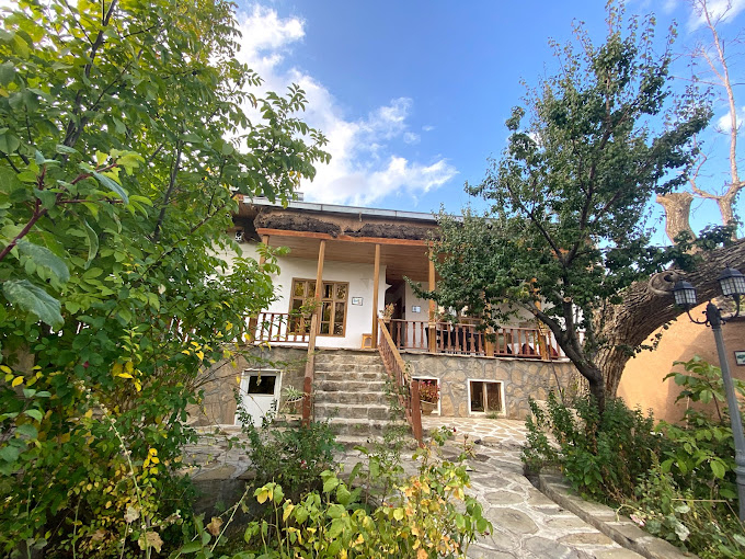 اقامتگاه بومگردی خانه گل سمنان