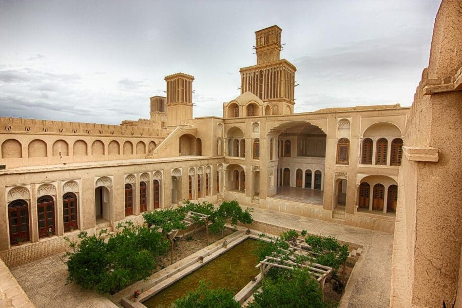 هتل تاریخی خانه آقازاده ابرکوه