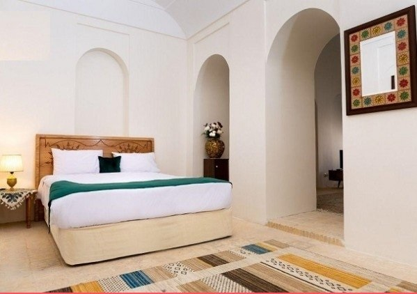 هتل تاریخی خانه آقازاده ابرکوه