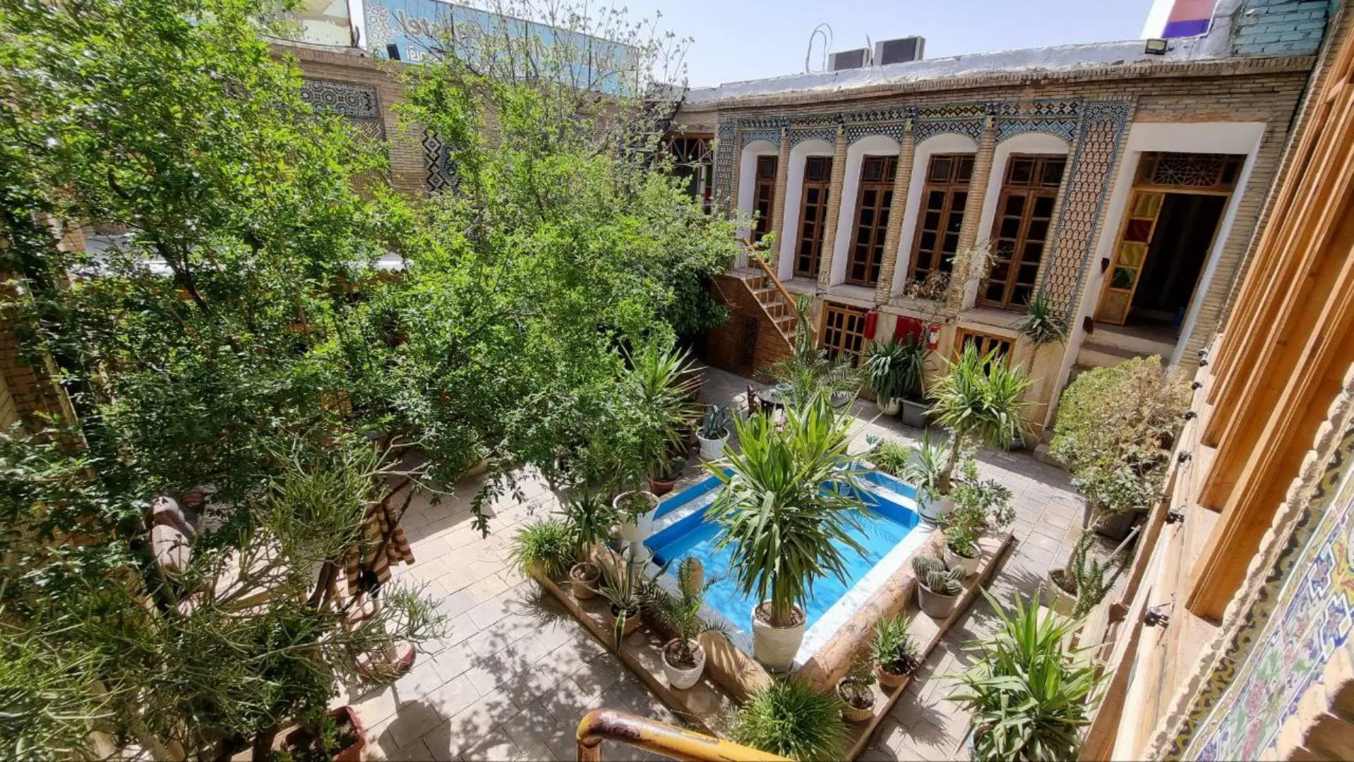 اقامتگاه سنتی گل طاها شیراز
