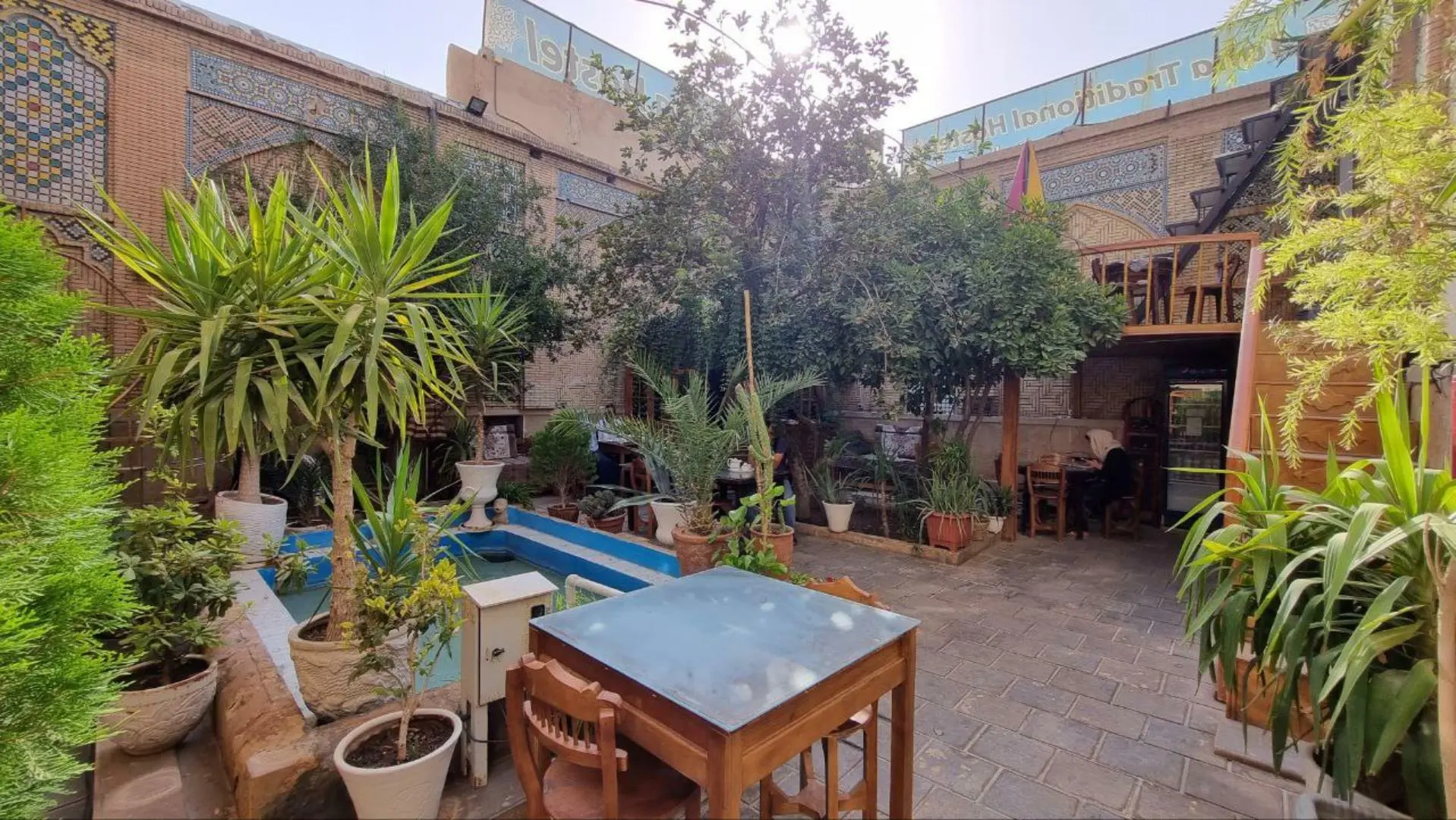 اقامتگاه سنتی گل طاها شیراز