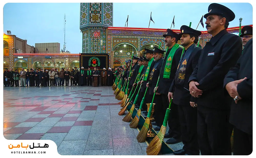 عکس مراسم جارو کشی حرم مشهد