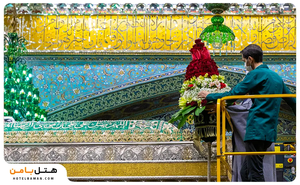 عکس تعویض گلهای فوق ضریح مشهد
